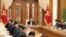 Ông Kim Jong Un họp Bộ Chính trị của đảng cầm quyền ra lệnh phong tỏa toàn diện các thành phố và quận vì COVID-19 bùng phát tại Triều Tiên. (ảnh do KCNA công bố ngày 12/5/2022).