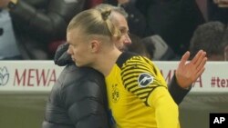 Mai horar da 'yan wasan Dortmun Marco, hagu da Halaand a dama