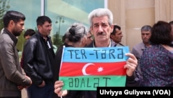 “Tərtər işi” üzrə həbs olunanların qohumları, eləcə də həmin iş üzrə zərərçəkmişlər prokurorluğun qarşısında etiraz aksiyası keçiriblər. (arxiv foto-VOA)