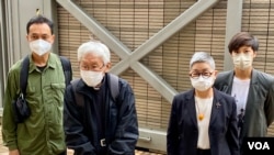资料照片：已停止运作的”612人道支援基金”四名信托人学者许宝强（左起）、天主教香港教区荣休主教陈日君枢机、大律师吴霭仪、歌手何韵诗，5月24日到西九龙裁判法院应讯。 (美国之音汤惠云拍摄) 