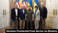 Президент України Володимир Зеленський зустрівся із лідером республіканської меншини в сенаті Мітчем Макконелом та делегацією сенаторів-республіканців, що прибули із візитом до Києва. Фото опубліковане 14 травня 2022 року. Прес-служба президента України via Reuters