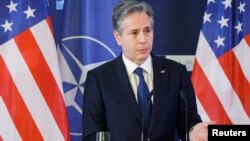 آنتونی بلینکن در جریان یک کنفرانس خبری در حاشیه نشست وزیران خارجه کشورهای عضو ناتو در برلین، آلمان. ۱۵ مه ٢٠٢٢