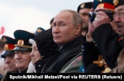 រូបឯកសារ៖ ប្រធានាធិបតី​រុស្ស៊ី លោក Vladimir Putin មើល​ក្បួន​ដង្ហែ​យោធា​នៅ​ថ្ងៃ​ជ័យជម្នះ ដែល​ជា​ខួប​លើក​ទី ៧៧ នៃ​ជ័យជម្នះ​លើ​ពួក​ណាស៊ី​អាល្លឺម៉ង់​ក្នុង​សង្គ្រាម​លោក​លើក​ទី ២ នៅ​ទីលាន​ក្រហម​កណ្តាល​ក្រុង​មូស្គូ ប្រទេស​រុស្ស៊ី ថ្ងៃទី ៩ ខែ ឧសភា ឆ្នាំ ២០២២។