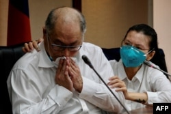 台湾人权工作者李明哲在妻子李净瑜陪同下召开记者会讲述被中国大陆审判和监禁5年的经历。（2022年5月10日）