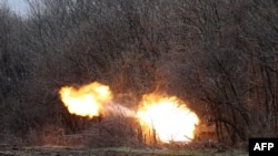 2022年4月12日，乌克兰炮兵炮轰卢甘斯克地区利先尚斯克附近前线的俄军阵地。