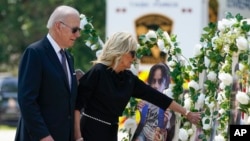 美国总统拜登和第一夫人吉尔·拜登在德克萨斯罗布小学的枪击现场凭吊（2022年5月29日）