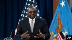 在由47个国家参加的乌克兰防务联络组会议在五角大楼举行了在线会议后，美国国防部长奥斯汀对媒体讲话。(2022年5月23日)