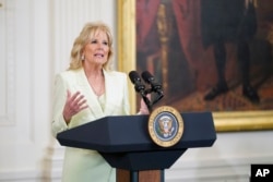 Foto Achiv: Premye Dam Jill Biden entwodwi mari li, Prezidan Joe Biden pandan yon selebrasyon fet Sen Patrick, nan Sal Es Lamezonblanch la, 17 Mas 2022.