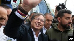 Gustavo Petro, kandida a la prezidans kowalisyon Ako Istorik la kite yon biwo'd vot apre li finn depoze bilten li nan eleksyon prezidansyel la nan vil Bogota, Kolonbi, Dimanch 29 Me 2022. 
