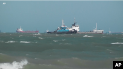 Anije tregëtare nga gjithë bota qëndrojnë të ankoruara për shkak të bllokadës ruse