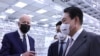  방한 중인 조 바이든(왼쪽) 미국 대통령이 20일 윤석열 한국 대통령과 함께 평택 삼성전자 반도체공장을 방문하고 있다. 