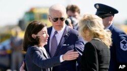 فرماندار نیویورک از جو بایدن و جیل بایدن هنگام ورود به فرودگاه بین المللی بوفالو-نیاگارا در بوفالو، نیویورک استقبال کرد - ۱۷ مه ۲۰۲۲ (۲۷ اردیبهشت ۱۴۰۱)