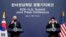 Prezidan Ameriken Joe Biden a goch, ak Prezidan Sid Koreyen an Yoon Suk Yeol mete mask yo apre yon konferans pou lapres nan Kay Pep la, andedan Ministe Defans Nasyonal Kore di Sid, Samdi 21 Me 2022. 