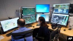 Daniel Brown, a goch, yon ekspe sou ouragan ak Lisa Bucci ki se yon ekspe sou ouragan tou, trake ouragan Agatha, 1 Jyen, 2022. 