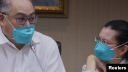 台湾人权工作者李明哲在妻子李净瑜陪同下2022年5月10日开记者会讲述被中国大陆审判和监禁的经历（路透社）