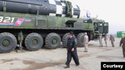 朝鲜官方2022年3月公布的领导人金正恩视察一枚洲际弹道导弹的照片。