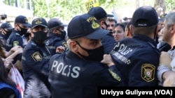 Mayın 14-də bir qrup fəal tərəfindən Bakıda ictimai-siyasi xadimlərə qarşı artan fiziki zorakılıq və təhdidlərə qarşı etiraz aksiya zamanı Fəvvarələr Meydanına və ətraf ərazilərə çoxsaylı polis qüvvələri cəmləşdirilib. 