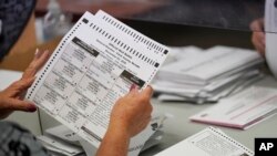 资料照：2020年10月31日，在内华达州的拉斯维加斯，县里的雇员在克拉克县选举部门的设施处理邮寄选票。（美联社)