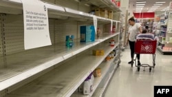 Seorang perempuan tengah berbelanja susu formula untuk bayi di supermarket Target di Annapolis, Maryland, pada 16 Mei 2022. (Foto: AFP/Jim Watson)