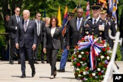 조 바이든 대통령(왼쪽부터)과 카멀라 해리슨 부통령, 로이드 오스틴 국방장관이 30일 메모리얼 데이를 맞아 워싱턴 DC 인근 알링턴 국립묘지 내 무명 용사의 묘에 헌화했다.