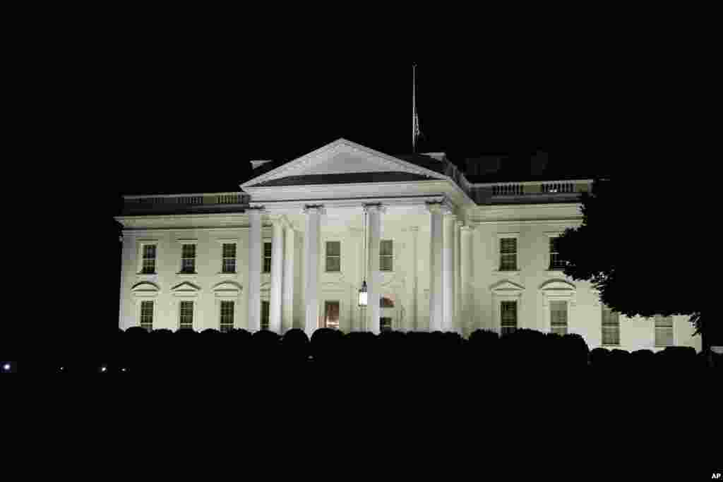 پس از این رویداد مرگبار، پرچم&zwnj;های ایالات متحده به احترام قربانیان به حالت نیمه افراشته درآمد