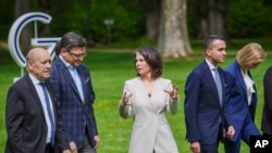 德国外长贝伯克在七国集团外长会议期间与乌克兰外长库列巴等人交谈（2022年5月13日）