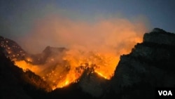 په دې تصویر کې د خېبرپښتونخوا په پوله د بلوچستان په شیراني سیمه کې په سلیمان غره لګېدلی اور لیدل کېږي