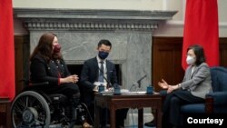 台湾总统蔡英文2022年5月31日在台北会晤到访的美国国会联邦参议员达克沃斯。（照片来自蔡英文推特）