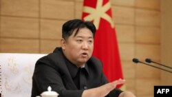 这张照片拍摄于2022年5月21日，由朝中社发布。照片显示，朝鲜领导人金正恩在平壤的一次会议上讲话。