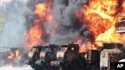 乌军导弹击中乌克兰东部马凯耶夫卡被支持俄军的分离主义分子占领的一个油库的车辆。（2022年5月4日）