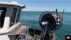 Varkat e peshkimit gjithashtu qëndrojnë në mol pasi nuk iu lejohet lundrimi