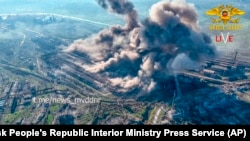 一段视频的截图显示乌克兰马里乌波尔亚速钢铁厂一带正在展开激战。（2022年5月4日）