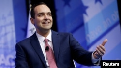 资料照片：时任白宫国内政策委员会主任的布伦博格在研讨会上讲话(2017年2月24日）