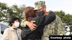  최근 미한 연합훈련에 참가차 한국을 방문한 미 해군 맨 왓슨(41·한국명 허만향) 예비역 대위가 소식이 끊겼던 여동생 영히 씨와 17년 만에 만났다. 사진: 대한민국 육군.