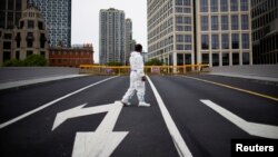 上海为清零政策封城后一条空荡荡的街道。(2022年5月18日)