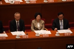 资料照：右起：上海市委书记李强，中国国务院副总理孙春兰，中国国务院副总理刘鹤在北京出席全国政协会议。（2021年3月4日）