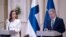 사울리 니니스퇴(오른쪽) 핀란드 대통령과 산나 마린 총리가 15일 헬싱키 대통령궁에서 공동회견을 통해 북대서양조약기구(NATO·나토) 가입 신청 계획을 발표하고 있다.