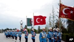 Roja turke e nderit gjatë një ceremonie zyrtare (16 maj 2022)