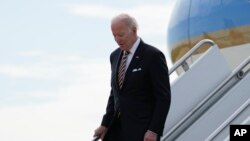 ប្រធានាធិបតីសហរដ្ឋអាមេរិក លោក Joe Bide ដើរចុះពីយន្តហោះ Air Force One នៅអាកាសយានដ្ឋានអន្តរជាតិភ្នំពេញ ថ្ងៃទី ១២ ខែវិច្ឆិកា ឆ្នាំ ២០២២។