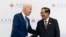 រូបឯកសារ៖ លោក Joe Biden ប្រធានាធិបតីសហរដ្ឋអាមេរិក (ឆ្វេង) ចាប់ដៃជាមួយលោក ហ៊ុន សែន នាយករដ្ឋមន្ត្រីកម្ពុជា មុនជំនួបទ្វេភាគីអំឡុងកិច្ចប្រជុំកំពូលអាស៊ាន នៅរាជធានីភ្នំពេញ ថ្ងៃទី ១២ ខែវិច្ឆិកា ឆ្នាំ ២០២២។