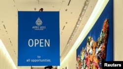 资料照片：位于泰国曼谷诗丽吉王后国家会议中心的2022年亚太经合组织峰会的横幅。