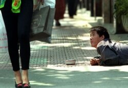 资料照：上海街头的一名残疾乞讨者