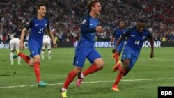 L’équipe de la France lors de l'UEFA EURO 2016 au Stade Vélodrome de Marseille, France 15 juin 2016. epa/ PETER POWELL