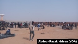 Les migrants expulsés d'Algérie se plaignent des conditions dans le camp de transit à Agadez, au Niger, le 9 décembre 2016. (VOA/Abdoul-Razak Idrissa)