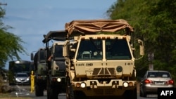 美军人员乘车赶往夏威夷毛伊岛山火灾区。（法新社2023年8月15日） 