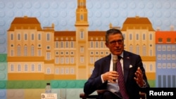 前北约秘书长拉斯穆森在台北举行的记者会上讲话。（2023年1月5日）