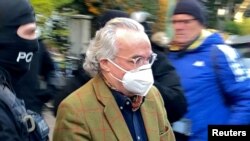  ፎቶ ፋይል፡ የተጠረጠሩት ሃይንሪሽ 13ተኛ ልዑል ሩስ’ን በፖሊስ ሲወሰዱ ፍራንክፈርት፤ ጀርመን እአአ 2022