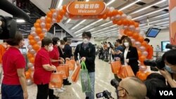 受疫情影響停駛接近3年的廣深港高鐵香港段1月15日復運，入境大堂有歡迎旅客抵達香港的佈置，有港鐵職員手持紀念品列隊迎接旅客 (美國之音/湯惠芸)