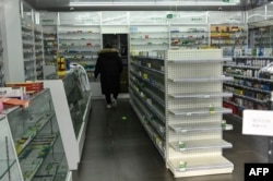 北京一家药店治疗退烧的药物货架空空。（2022年12月17日）