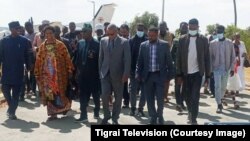 ኦሊሴጉን ኦባሳንጆ አሉላ አባነጋ አውሮፕላን ማረፊያ ሲደርሱ የትግራይ ክልል ፕሬዚዳንት ዶ/ር ደብረጽዮን ገ/ሚካኤል አቀባበል አድርገውላቸዋል፡፡